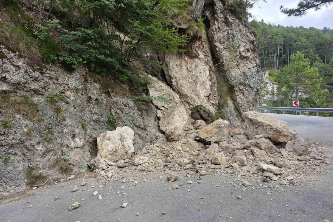 Zaradi skalnega podora zaprta cesta Ajdovščina–Predmeja