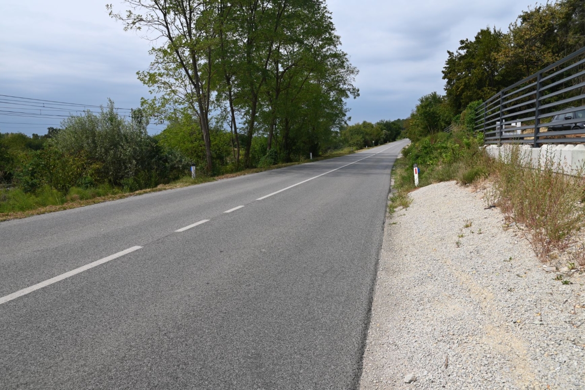 Začetek gradnje pločnikov in kolesarske povezave med Krškim in Starim Gradom